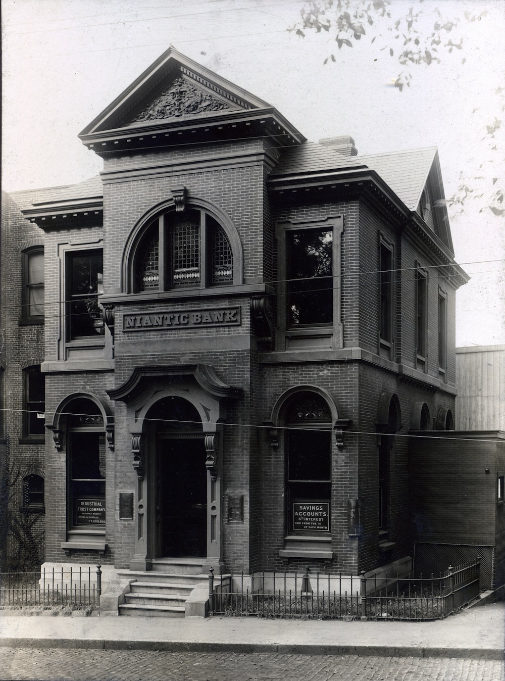 The original brick bank building on High Street sometime between 1905 and 1916